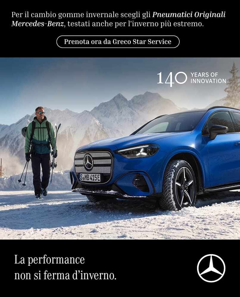 Promozione cambio gomme invernali con pneumatici originali Mercedes-Benz presso Greco Star Service. SUV blu sulla neve con sciatore sullo sfondo.